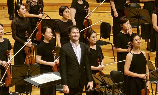 공연을 마치고 객석을 보며 웃는 니컬러스 카터 (서울=연합뉴스) 스위스 베른심포니오케스트라 수석 지휘자인 니컬러스 카터가 9일 서울 송파고 롯데콘서트홀에서 서울시향과 슈만의 '교향곡 3번'을 연주한 뒤 객석을 바라보며 웃고 있다. 2024.08.09 hyun@yna.co.kr