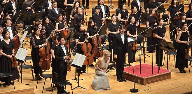 무릎 꿇고 인사하는 윤투넨 (서울=연합뉴스) 핀란드 출신 소프라노 헬레나 윤투넨이 9일 서울 송파고 롯데콘서트홀에서 슈트라우스의 '네 개의 마지막 노래'를 부른 뒤 관객에게 인사하고 있다. 2024.08.09 hyun@yna.co.kr