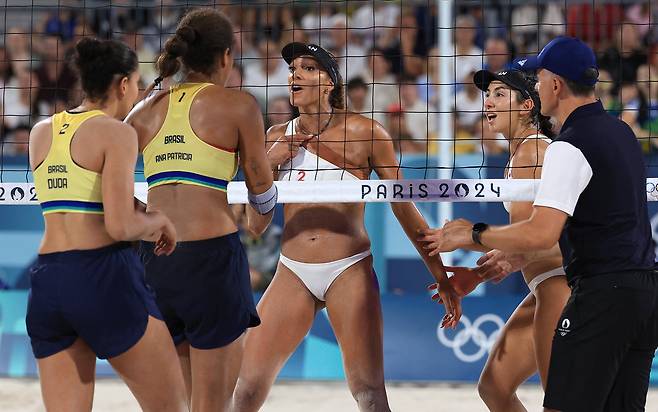 2024 파리올림픽 비치발리볼 여자부 결승전 도중 브라질과 캐나다 선수들이 언쟁을 벌이고 있다. /로이터 연합뉴스