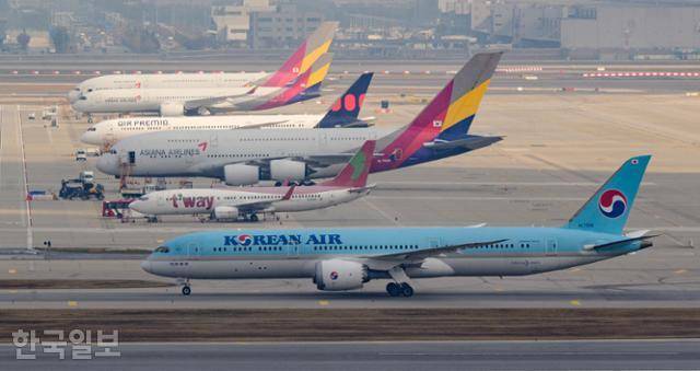 지난해 10월 30일 인천국제공항 제2여객터미널 계류장에 주기된 여객기들. 하상윤 기자