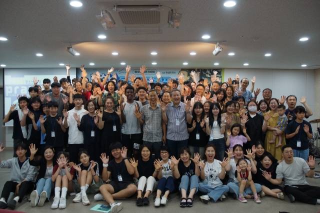 지난 8일 부산 예환꿈교회에서 열린 ‘청소년목양기도캠프’에서 모든 일정을 마친 뒤 한성택(두 번째줄 왼쪽 아홉 번째) 예환꿈교회 목사와 참가자들이 단체 기념촬영을 하고 있다.