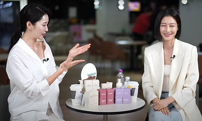 지난 4월 유튜브 채널 '매진임박'에서 모델 이현이(오른쪽)가 화장품 라이브커머스 방송을 진행하고 있다. 이날 해당 제품은 방송 30여분 만에 매출액 2억1000만원을 기록했다. CJ온스타일 제공