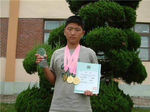 2024 파리올림픽 양궁 3관왕에 오른 김우진(청주시청)이 충북 옥천 이원초등학교에 다니던 시절 모습. /이원초등학교