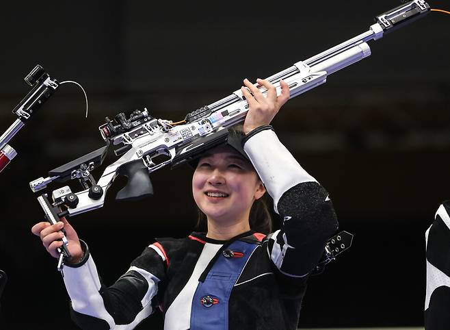 7월29일(현지시각) 프랑스 샤토루 국립사격센터에서 열린 2024 파리올림픽 사격 여자 10m 공기소총 결승 경기에서 금메달을 딴 반효진이 경기 직후 소총을 들고 기뻐하고 있다.