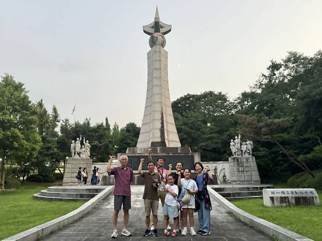 방문객들이 3.1독립운동 기념탑 앞에서 비폭력 만세운동을 되새기고 있다. 중구 제공.