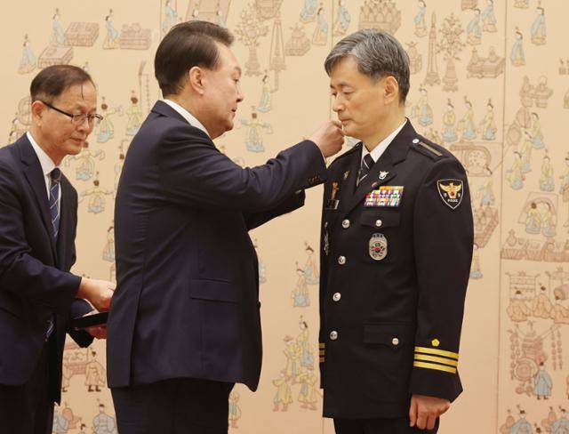 윤석열 대통령이 12일 서울 용산 대통령실 청사에서 조지호 신임 경찰청장에게 계급장을 달아주고 있다. 왕태석 선임기자