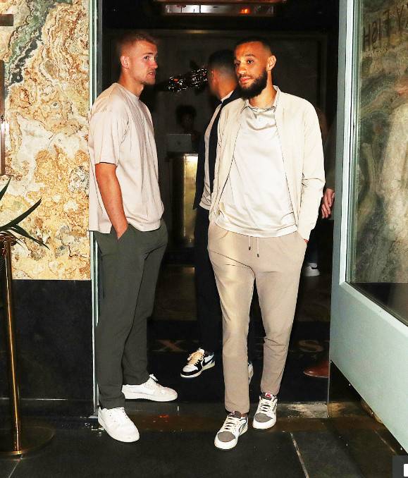 마타이스 데 리흐트(왼쪽)와 누사이르 마즈라위가 맨체스터의 한 식당을 찾은 모습. /사진=더선 갈무리