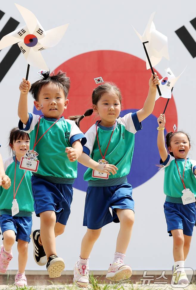 광복절을 하루 앞둔 14일 오후 서울 서대문형무소역사관에서 태극기 바람개비를 든 어린이들이 앞으로 달리고 있다. 2024.8.14/뉴스1 ⓒ News1 박지혜 기자
