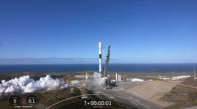 지난해 12월 미 캘리포니아주 밴덴버그 우주군기지에서 우리 군 '425사업' 군사정찰위성 1호기를 탑재한 팰컨9 발사체가 발사되고 있다. 스페이스X 제공