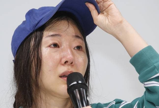 그룹 뉴진스의 소속사 어도어 민희진 대표가 지난 4월25일 서울 서초구 한국컨퍼런스센터에서 하이브 경영권 탈취 시도와 관련한 배임 의혹에 긴급기자회견을 갖고 눈물을 흘리며 입장을 밝히고 있다. 뉴스1