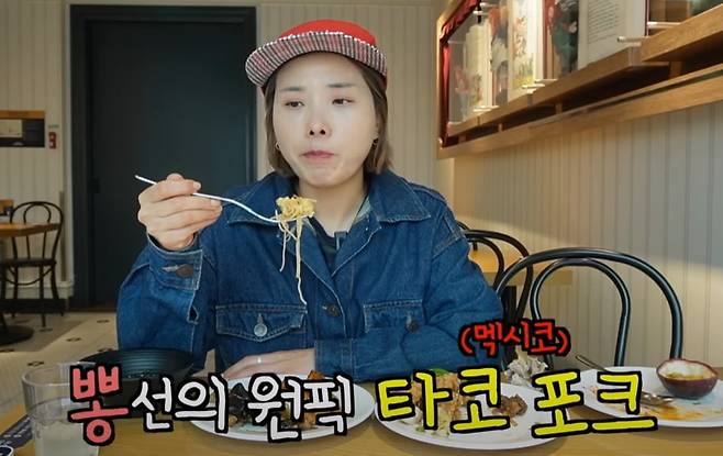 방송인 신봉선이 이랜드이츠 뷔페 레스토랑 '애슐리퀸즈'를 방문해 뷔페 '꿀조합'을 소개해 화제가 된 영상. 사진=신봉선 공식 유튜브 채널 캡처