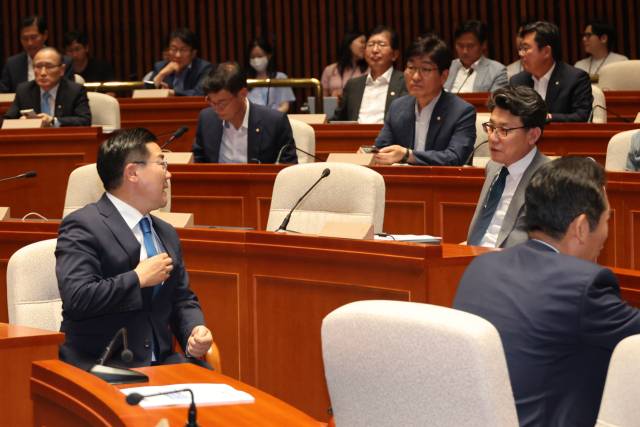 ▲더불어민주당 박찬대 당대표 직무대행 겸 원내대표가 5일 오후 국회에서 본회의를 앞두고 열린 의원총회에서 진성준 정책위의장과 대화하고 있다. ⓒ연합뉴스