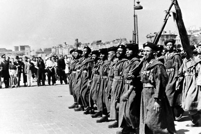 제2차 세계대전 도중인 1944년 8월 프랑스 남부 마르세이유를 독일군으로부터 탈환한 프랑스군 병사들이 시가 행진을 하고 있다. 프로방스 상륙작전에 참여한 프랑스군에는 아프리카 식민지에서 충원된 흑인 병사들이 많았다. AFP연합뉴스