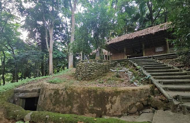 딘호와현에 있는 호찌민이 거주한 원두막과 피신처로 사용한 땅굴 ⓒ이원혁