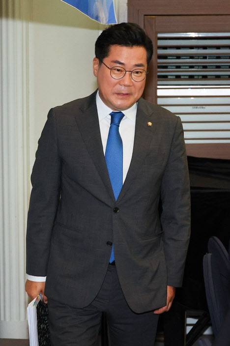 더불어민주당 박찬대 당대표 직무대행 겸 원내대표가 16일 서울 중구 프레스센터에서 열린 관훈토론회에 입장하고 있다. (사진=연합뉴스)