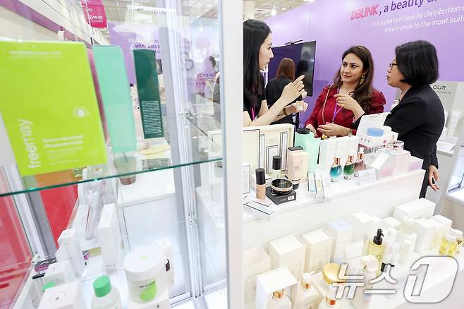 29일 오후 서울 강남구 코엑스에서 열린 '2024 서울국제화장품·미용산업박람회(코스모뷰티서울)·국제건강산업박람회(헬스&뷰티위크)'를 찾은 외국인 바이어들이 국산 화장품을 살펴보고 있다. 2024.5.29/뉴스1 ⓒ News1 민경석 기자
