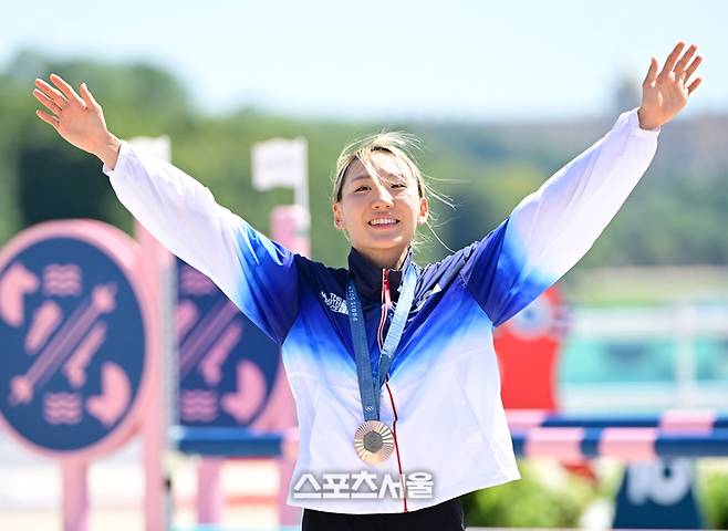 성승민이 11일(한국 시간) 프랑스 베르사유 궁전에서 열린 2024 파리올림픽 근대5종 여자부 결선 경기에서 동메달을 딴 뒤 시상대에 오르고 있다. 성승민은 펜싱, 승마, 수영, 레이저 런(육상+사격) 합계 1천441점으로 미첼레 구야시(헝가리·1천461점), 엘로디 클루벨(프랑스·1천452점)에 이어 3위에 올랐다. 2024. 8. 11. 베르사유 | 박진업기자 upandup@sportsseoul.com