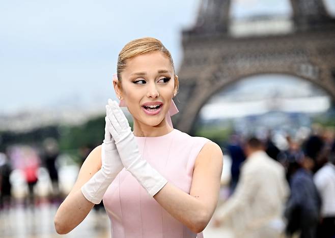 올림픽 개막식을 앞두고 파리 에펠탑에서 포즈를 취한 아리아나 그란데. /로이터 연합뉴스