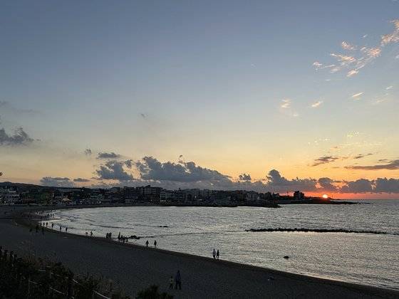 해질 무렵 제주올레 17코스 이호해수욕장에서 맨발걷기 중인 도보 여행객들. 최충일 기자