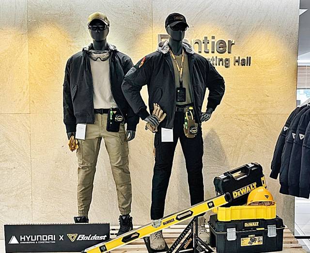 현대건설 임직원 굿즈 MA-1 패딩점퍼. 현대건설 제공