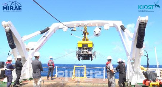 이사부호에서 인도양 해저탐사를 위해 심해무인장비를 내리는 모습(사진=KIOST)
