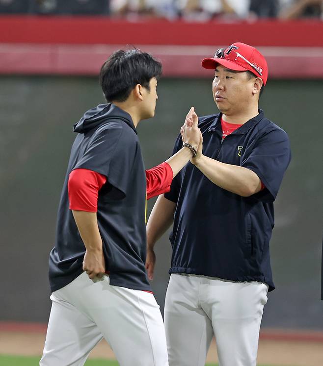 KIA 이범호 감독이 지난 6일 광주 KT전에서 승리한 후 김도현과 하이파이브를 하고 있다. 사진 | KIA 타이거즈