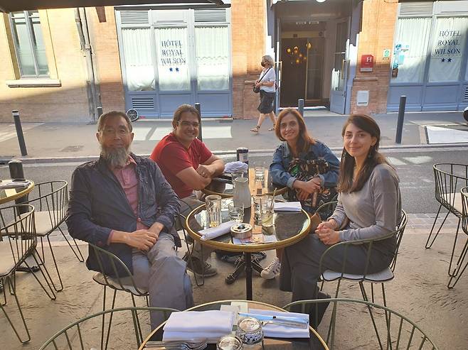 프랑스 어학연수를 함께한 그리스, 콜롬비아, 미국 학생(왼쪽부터)과 찍은 사진. /김원곤 제공