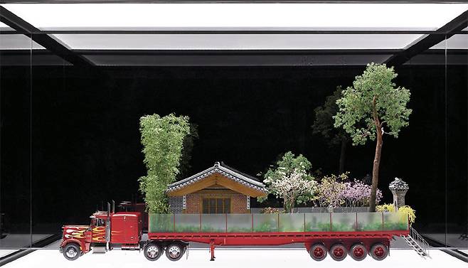 작가가 어릴 때 살던 한옥과 정원을 18륜 트럭에 싣고 미국을 횡단하는 상상을 담은 ‘비밀의 정원’(2012년)을 16분의 1
크기 모형으로 제작했다. 화물칸의 집은 지극히 한국적이고, 트럭은 전형적인 미국 차의 모습으로 만들었다. 아트선재센터 제공