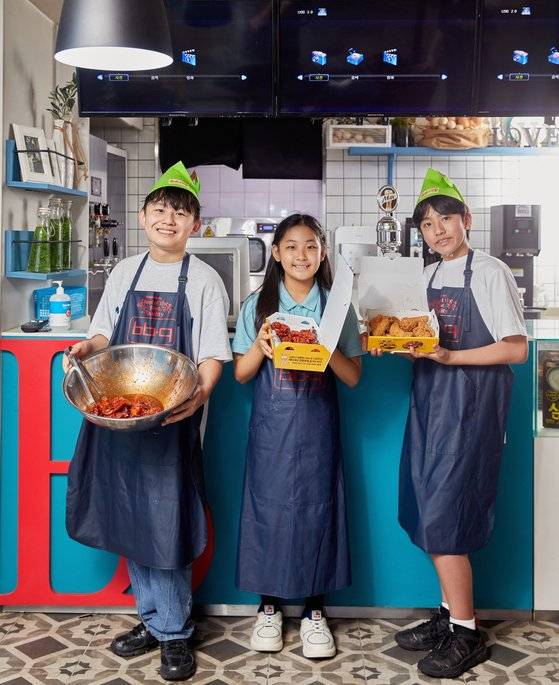 치킨대학에 입소한 홍원교·김민영·김지원(왼쪽부터) 학생기자가 한국식 치킨이 어떻게 세계인이 사랑하는 대표적인 ‘코리안 푸드’가 되었는지 K-치킨의 비밀을 밝히고, 치킨 프랜차이즈 창업에 도전해봤다.