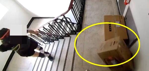 한 택배기사가 자신이 배송 중이던 물건을 배달 장소에 던지는 모습이 CCTV에 포착돼 논란이 일고 있다. 온라인 커뮤니티 갈무리