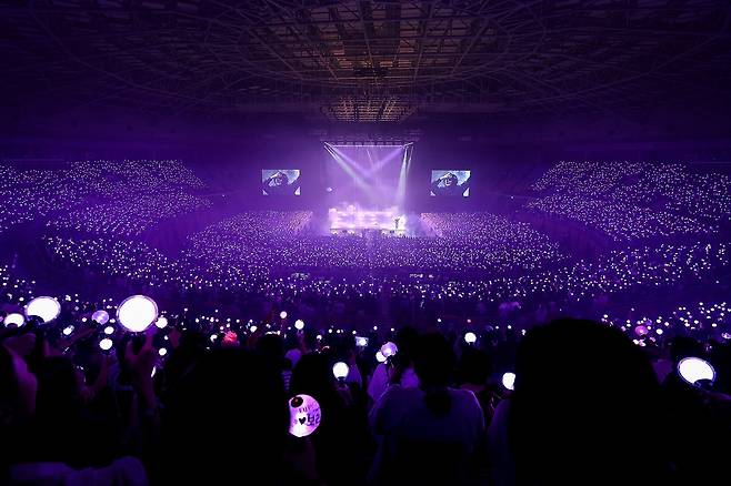 BTS 슈가가 지난 6일 서울 송파구 케이스포돔에서 열린 '어거스트 디 투어 디 데이 더 파이널'(Agust D TOUR D-DAY THE FINAL) 공연에서 무대를 펼치고 있는 가운데, 팬들이 응원봉을 들고 응원하고 있다. /뉴스1