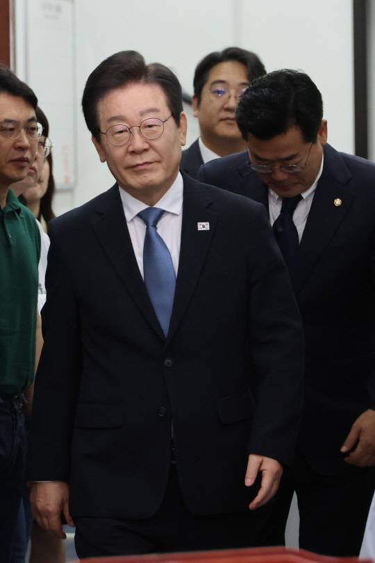 이재명 더불어민주당 대표가 21일 국회에서 열린 최고위원회의에 참석하고 있다.<연합뉴스>