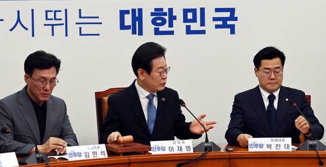 민주당 최고위 이재명(가운데) 더불어민주당 대표가 21일 오전 국회에서 최고위원회의를 주재하고 있다. 왼쪽부터 김민석 최고위원, 이 대표, 박찬대 원내대표. 곽성호 기자