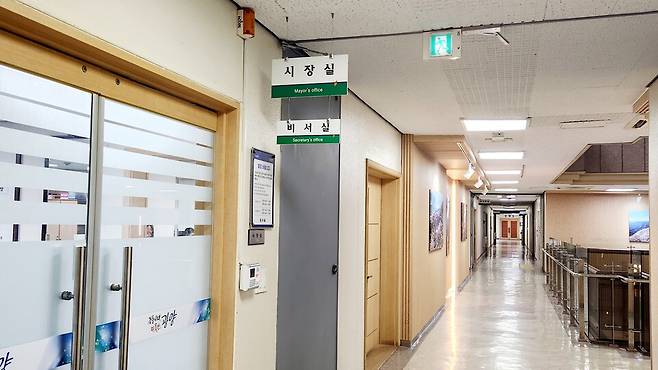 20일 오후 3시 40분, 전남 광양시장 비서실 한켠에 은행이나 관공서에서나 볼 법한 번호표 발행기가 놓여 있다. 이 번호표 발급기는 정인화 광양시장에게 결재 받으려는 공무원들의 순번을 정하기 위한 것이다. 시장실에 번호표 발급기는 정 시장이 외부 행사에 치중하느라 정작 시청 내부 결재가 밀리면서 빚어진 진풍경이다. 광양시장실 ⓒ시사저널 정성환