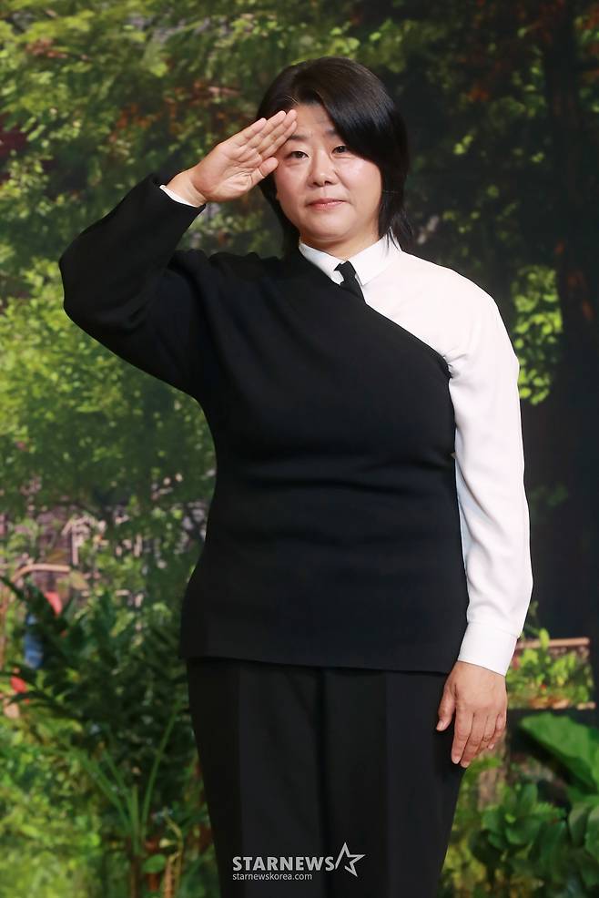 배우 이정은이 21일 오후 서울 강남구 조선 팰리스 호텔에서 진행된 넷플릭스 오리지널 시리즈 '아무도 없는 숲속에서' 제작발표회에 참석해 포즈를 취하고 있다. 한여름 찾아온 수상한 손님으로 인해, 평온한 일상이 무너지고 걷잡을 수 없는 사건에 휘말리게 되는 사람들의 이야기를 그린 서스펜스 스릴러 '아무도 없는 숲속에서'는 오는 23일 공개된다. /2024.08.21 /사진=이동훈