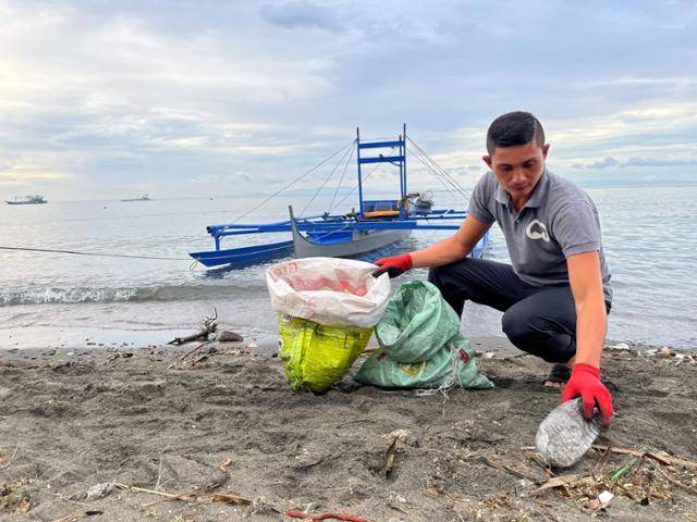 비영리 해양 보존 단체 '프로오션' 직원이 지난달 2일 필리핀 네그로스섬 네그로스 오리엔탈주 수말리링 해변에서 떠밀려 온 쓰레기를 손으로 수거하고 있다. 시아톤=허경주 특파원