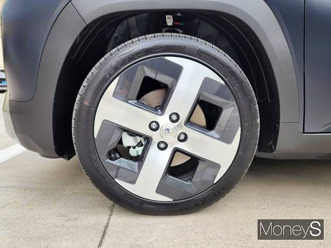 무려 17인치 휠이 적용된 시승차. /사진=박찬규 기자