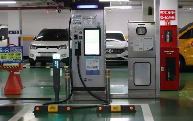 12일 서울 강남구의 한 공영주차장에 전기차 화재 대비 리튬이온배터리 전용 소화기가 설치돼 있다. 사진=뉴스
