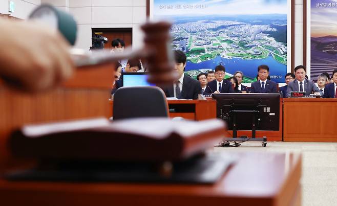 오는 11월 초부터 전세사기 피해자들은 LH가 경매에서 낙찰받은 공공임대주택에서 최장 10년 무상거주를 지원받고 추가로 10년 더 공공임대주택에서 거주할 수 있게 된다. 사진은 지난 21일 오전 서울 여의도 국회에서 열린 국토교통위원회 전체회의에서 전세사기특별법 개정안이 통과되던 모습. /사진=뉴스1