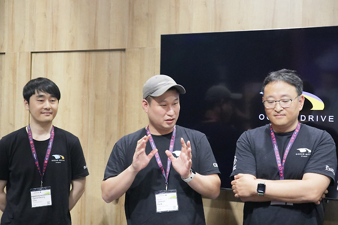 취재진의 질문에 답하는 박재은 PD(가운데).