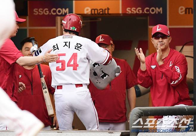 9일 인천 SSG랜더스필드에서 열린 SSG와 롯데의 경기. 1회 롯데 한현희 상대 선취 솔로홈런을 날린 SSG 최지훈. 인천=송정헌 기자songs@sportschosun.com/2024.07.09/