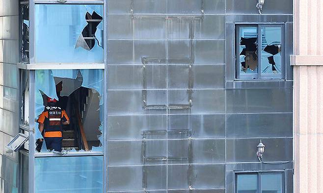 23일 오전 전날 화재가 발생한 경기도 부천시의 한 호텔에서 소방관계자들이 화재현장을 살펴보고 있다. 연합뉴스