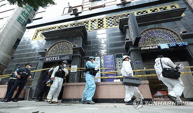 부천 호텔 화재 현장 합동 감식 (부천=연합뉴스) 김도훈 기자 = 23일 오전 전날 화재가 발생한 경기도 부천시의 한 호텔에서 경찰 및 소방 관계자 등이 오전 합동 감식을 마친 뒤 건물을 나서고 있다 2024.8.23 superdoo82@yna.co.kr