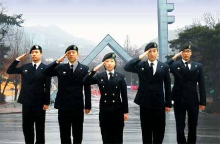서울대 ROTC 후보생들이 교문 앞에서 경례하고 있다. 서울대 ROTC 동문들은 사회 각 분야에서 핵심 리더로 활동 중이다. /서울대