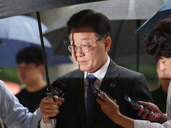 지난 대선 과정에서 허위 발언을 한 혐의로 재판에 넘겨진 더불어민주당 이재명 대표가 지난 7월 14일 오전 서울 서초구 서울중앙지방법원에서 열린 공직선거법 위반 1심 속행 공판에 출석하고 있다./연합뉴스