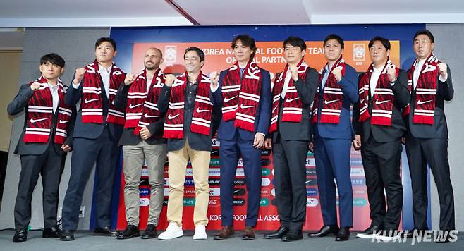 26일 서울 종로구 축구회관에서 홍명보 한국 축구 국가대표팀 감독과 코칭스태프들이 기념사진을 촬영하고 있다. 왼쪽부터 이재홍 코치, 정현규 코치, 치아구 마이아 전술분석 코치, 주앙 아로소 수석코치, 홍 감독, 박건하 코치, 김동진 코치, 김진규 코치, 양영민 골키퍼 코치.