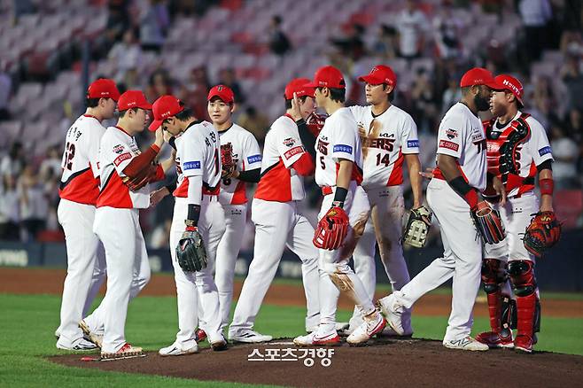 KIA 선수들이 21일 광주 롯데전 승리 뒤 하이파이브 하고 있다. KIA 타이거즈 제공