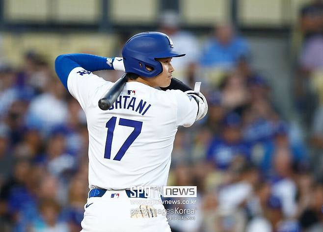 ▲ 오타니 쇼헤이는 바쁘다. 40홈런-40도루를 기록한 다음 날 경기를 앞두고 불펜에서 10구를 던졌다. 지난해 팔꿈치 수술 후 처음으로 마운드에서 한 투구라 많은 관심을 받았다.