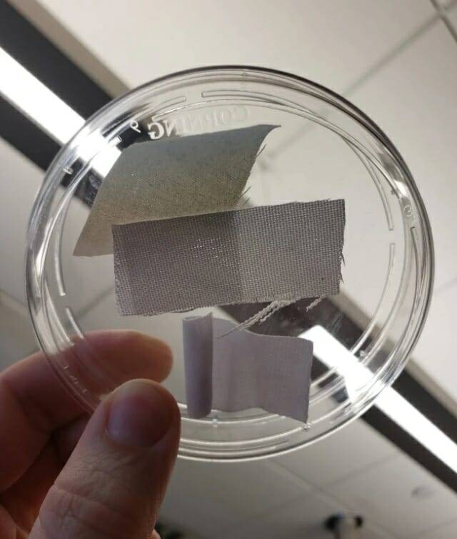 매사추세츠 대학 애머스트 캠퍼스 연구진이 개발한 냉각 섬유 샘플 (사진= 에반 D. 파타미아)