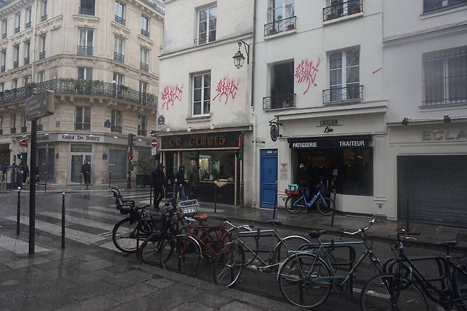 지난해 5월1일 프랑스 파리의 한 거리에 자전거들이 줄지어 서 있다. 파리시는 ‘차 없는 도시’를 선언하며 자전거도로를 늘려왔다. 파리지역연구소는 지난 3월 2022∼2023년 파리 시내에 다닌 교통수단 중 자동차 이용률은 4.3%, 자전거 이용률은 11.2%로 나타났다고 밝혔다. 다만 파리시는 지난해 4월 주민투표를 시행해 전동킥보드를 금지하기로 결정했다. 이에 대해 오성훈 선임연구위원은 “파리의 사례처럼 경사가 적고 기후가 일정한 국가는 자전거로도 충분히 지속가능한 교통체계로의 전환이 가능하다고 판단할 수 있다”며 “경사가 많고 기후가 일정치 않은 우리나라에서는 자전거 대비 개인형 이동장치가 가지는 잠재력을 일정 부분 인정해야 한다”고 했다.